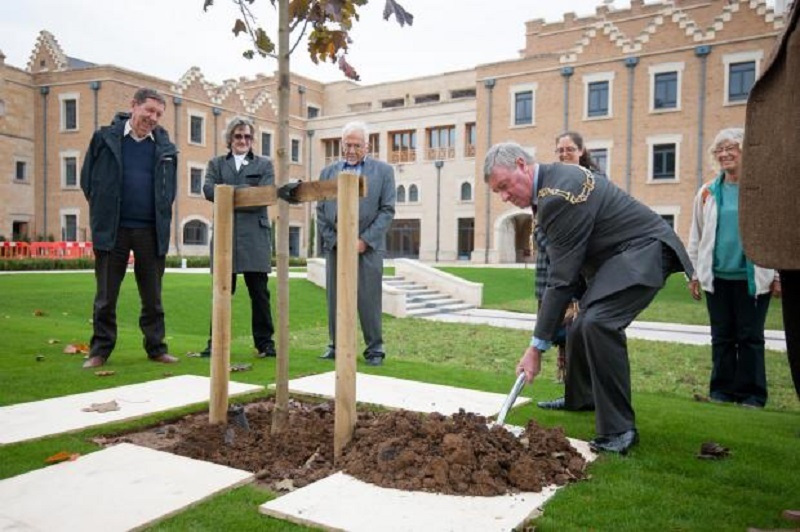 Il rettore di Oxford pianta un albero nel cortile del nuovo OCIS