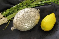 Sukkot: Il ricordo del cammino degli ebrei nel deserto verso la terra di Israele, dove israeliani e palestinesi dovrebbero ballare insieme