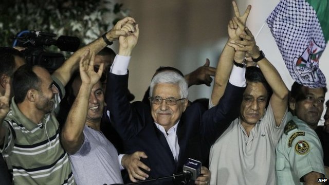 Abu Mazen che festeggia per il rilascio di alcuni detenuti palestinesi condannati per Terrorismo