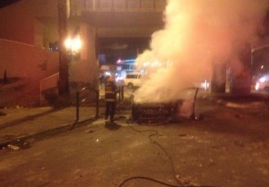I vigili del fuoco spengono la macchina di Moshe in fiamme