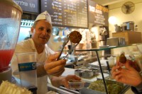 Falafel israeliani e salsa tahina