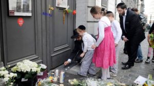 Ebrei rendono omaggio alle vittime dell'attentato al museo ebraico di Bruxelles