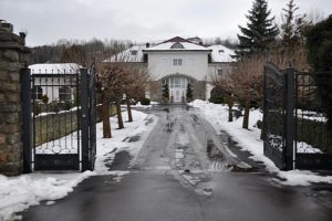 Ingresso del campo di concentramento di Gusen (Austria), ora villetta abitata a pochi metri dal crematorio