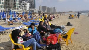 Donne arabe musulmane sulle spiagge di Tel Aviv