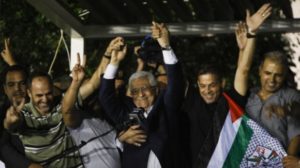 Mahmoud Abbas e i terroristi palestinesi rilasciati in cambio di un soldati israeliano rapito