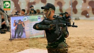 Giovane palestinese viene addestrato all'uso delle armi
