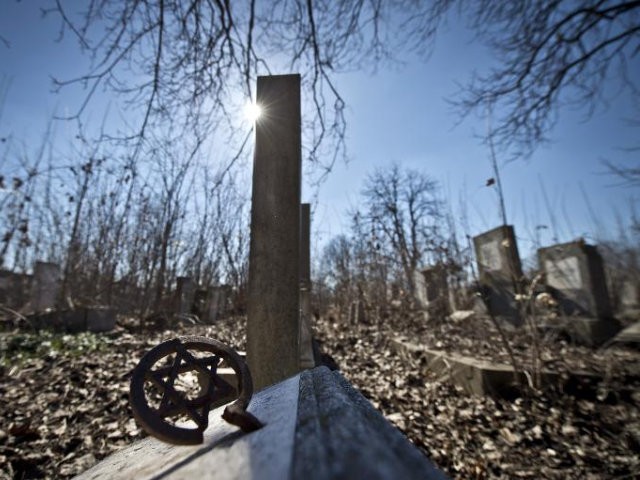 cimitero profanato ungheria