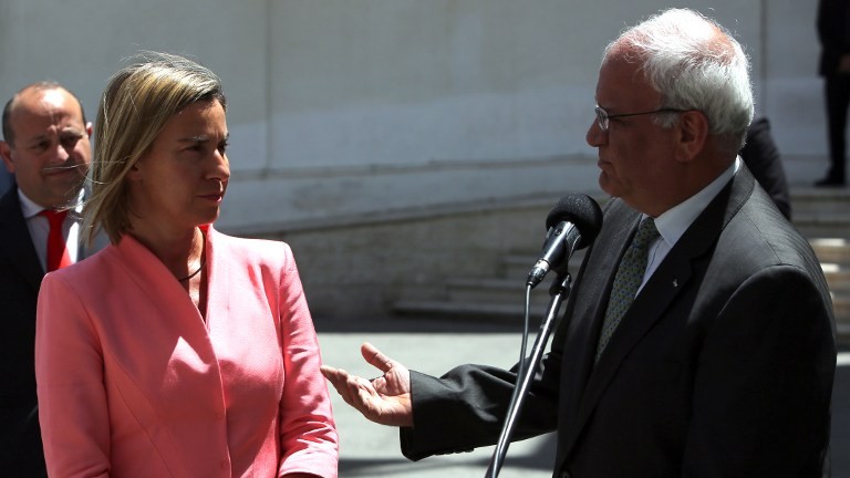 Federica Mogherini e il capo negoziatore palestinese Saeb Erekat