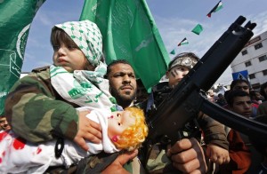 Membro di Hamas sfila con figli e armi