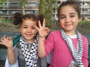 Bambine palestinesi esultano per il rapimento e l'uccisione di tre studenti ebrei