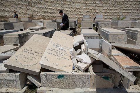 Profanate  tombe ebraiche sul Monte degli Ulivi