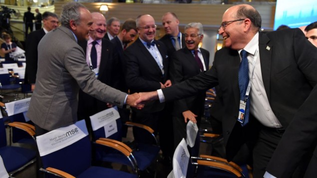 Ya'alon stringe la mano al principe saudita Turki bin Faisal al-Saud alla Conferenza di Monaco