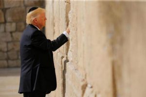 Trump in Israele, la storica visita al Muro del Pianto e le preoccupazioni comuni per l’Iran