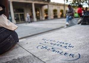 Milano, scritte naziste davanti al Memoriale della Shoah