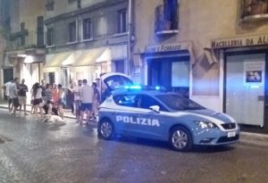 Mantova, naziskin aggrediscono giovane