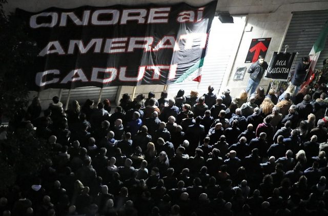Acca Larentia, Casapound commemora coi saluti fascisti