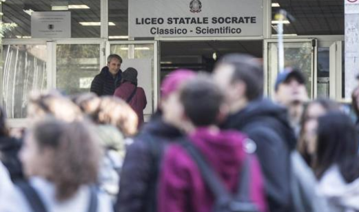 Studenti romani fanno saluto fascista, la preside: “Atto goliardico”