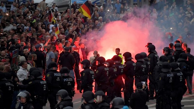 Germania, i neonazisti danno la caccia allo straniero