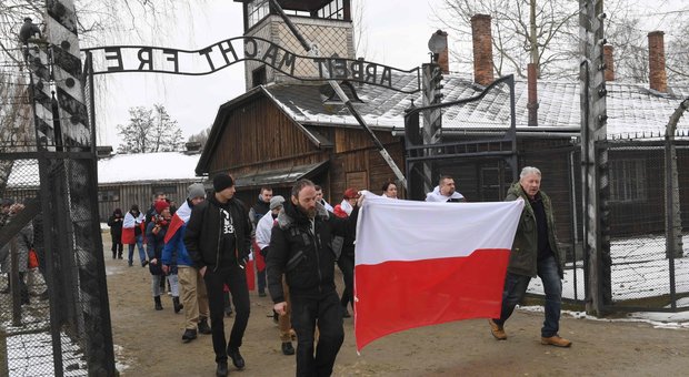 Auschwitz, estremisti polacchi tentato di forzare l’ingresso
