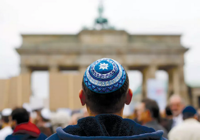 Antisemitismo in Germania, uomo con la kippà aggredito a Berlino