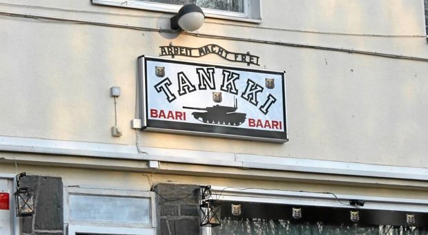 Pub con la scritta “Arbeit Macht Frei” in Finlandia, è polemica