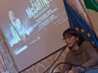 L’assessore che definisce porci gli israeliani “costretta” a presentare il concerto del cantante che ama Israele
