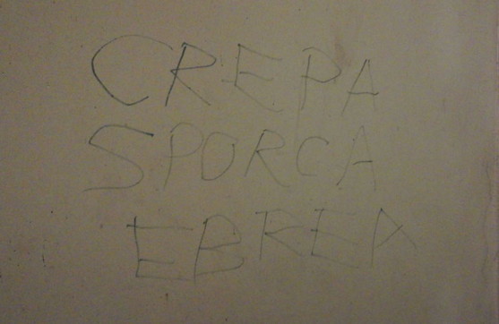 Scritta antisemita sul pianerottolo di casa a Torino: “Crepa sporca ebrea”