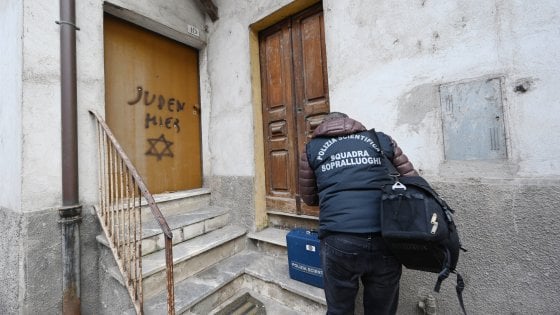 Antisemitismo: “Qui c’è un ebreo”, frase choc sulla porta del figlio di una deportata