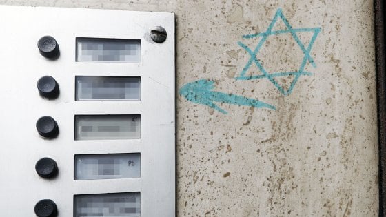 scritte antisemite Bologna