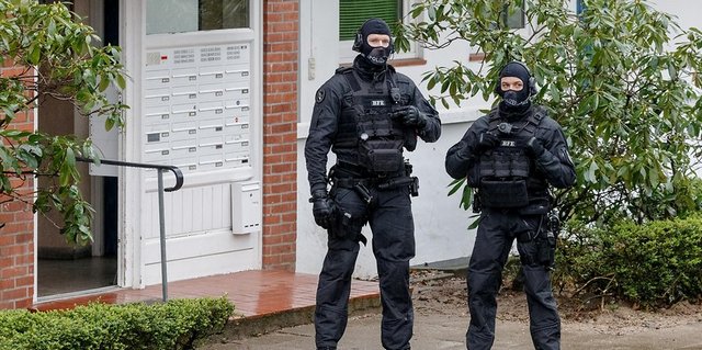 Neonazisti in Germania, blitz della polizia e il mistero della scatola sparita