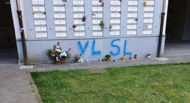 Il Giardino della Memoria di Alessandria imbrattato con sigle naziste