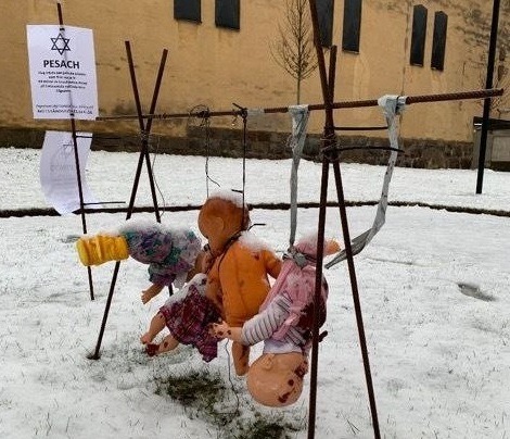 Antisemitismo in Svezia, bambole appese per il collo vicino a sinagoga
