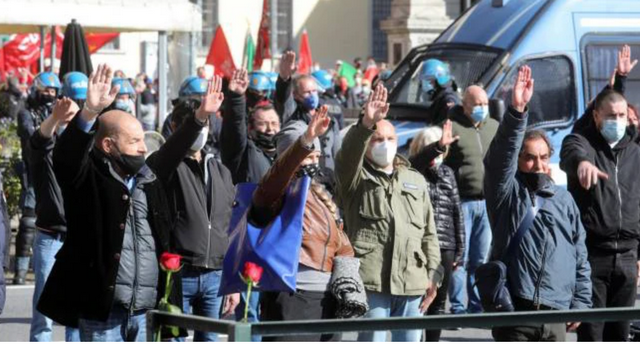 Dongo, manifestazione con saluti romani per ricordare Mussolini e fascisti