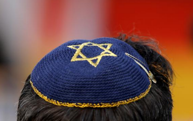 Antisemitismo a Colonia, giovane aggredito da dieci persone perché indossa la kippà