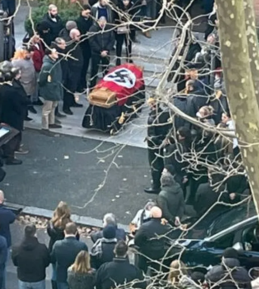 Roma, funerale nazista con la svastica sul feretro