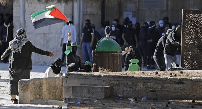 Tensioni a Gerusalemme, palestinesi lanciano pietre e ordini contro i fedeli ebrei
