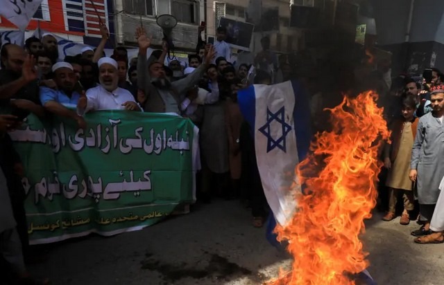 Teheran, migliaia di manifestanti iraniani scendono in piazza contro Israele