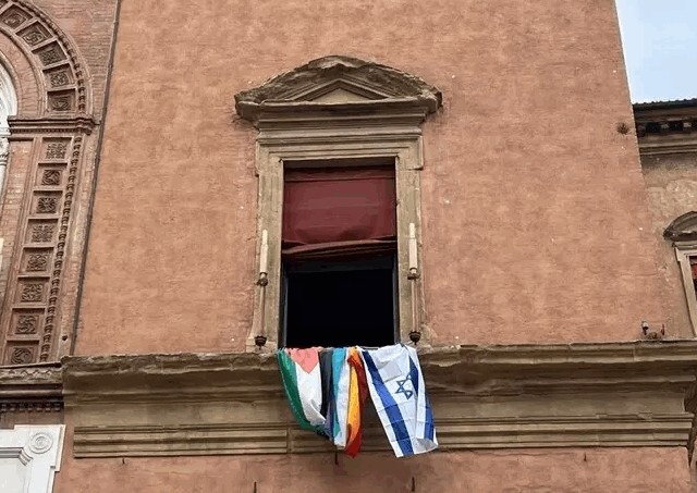 Bologna, polemica sulla bandiera di Israele fuori dal comune. Vicesindaco: “Non sono sionista”