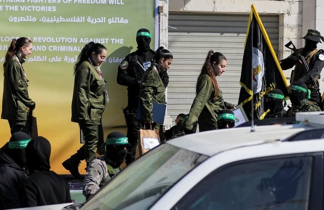 Hamas rilascia 4 soldatesse israeliane in cambio di 200 detenuti palestinesi